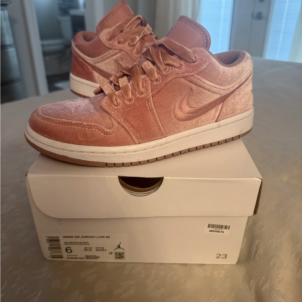 Nike Air Jordan 1 Low SE “Pink Velvet”!